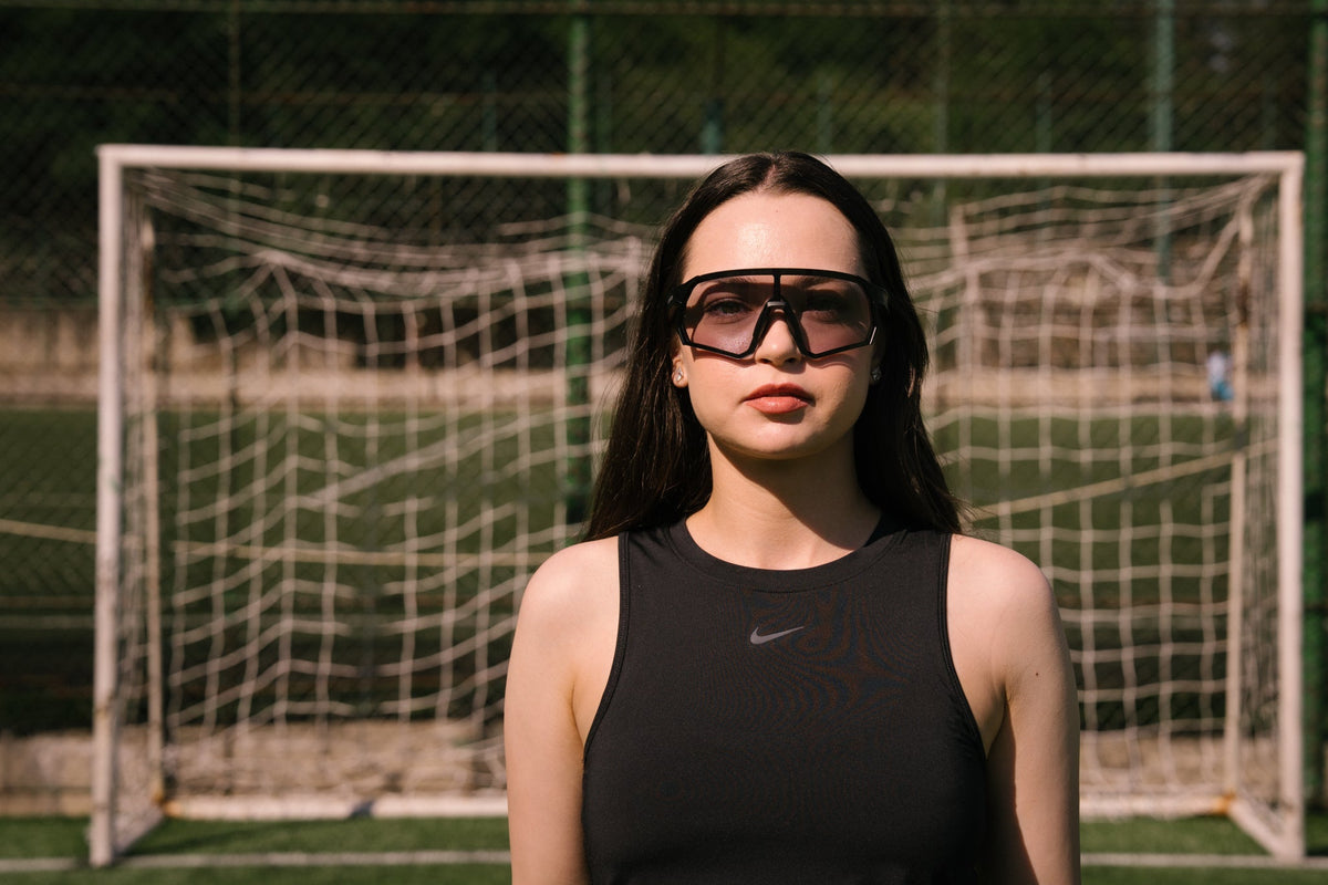 Ochelari fotocromatici sport Flexion purtați la alergare în lumină variabilă